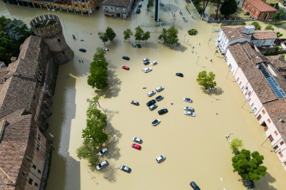 Centro de Lugo, cerca de Ravenna, Italia, se observa la inundación