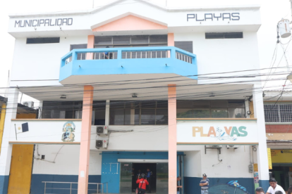 En el municipio de Playas, los guardias revisan a quienes ingresan.