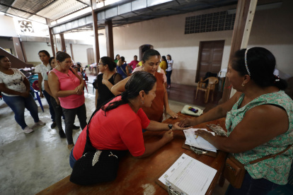 Programa. Un grupo de mujeres beneficiadas por un banco comunitario se reúne en Suchitoto (El Salvador).