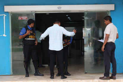 Playas. En el Municipio de Playas se revisa con minuciosidad a cada una de las personas que ingresan.