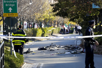 Fotografía de archivo donde miembros de la unidad de emergencias retiran el cuerpo de una víctima mortal, el 31 de octubre de 2017, después de un incidente donde un hombre arrolló con una camioneta a varias personas en un carril bici en el centro de Nueva York (EE. UU.). EFE/JASON SZENES