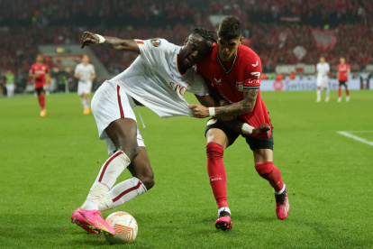 Leverkusen (Germany), 18/05/2023.- Roma"Äôs Tammy Abraham (L) in action against Leverkusen"s Piero Hincapie (R) during the UEFA Europa League semi final second leg soccer match between Bayer Leverkusen and AS Roma in Leverkusen, Germany, 18 May 2023. (Alemania) EFE/EPA/FRIEDEMANN VOGEL