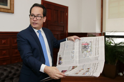 Cucalón Es abogado y tiene una maestría en Derecho Administrativo. Como profesor universitario ha impartido las cátedras de Derecho Público y de Instituciones y Procesos Políticos.