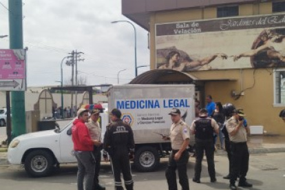 Proceso. Agentes de Medicina Legal retiraron los dos cuerpos que fallecieron en las instalaciones de la funeraria.