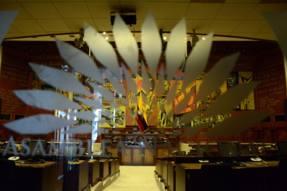 Silencio. Sin los 137 asambleístas y los escoltas, el salón del pleno permanece con las computadoras apagadas.