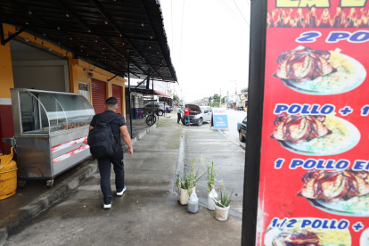 LOCALES COMERCIALEDesolación. En el sector Los Vergeles hay un asadero de aún funciona, pero con poca clientela. Junto a este local hay dos que cerraron sus puertas por temor a las extorsiones, según indican los residentes de la zona.S C (10566441)