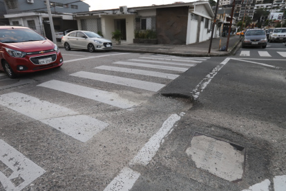 El bache se puede evidenciar en las calles Dátiles y calle Quinta, Urdesa.