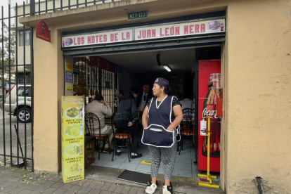 María Mercedes Chisaguano, propietaria de este negocio, deleita a sus clientes desde hace casi dos décadas