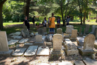 Huella. Tumbas en el Mount Zion,  uno de los cementerios más antiguos de Washington, con personas que nacieron y murieron esclavas.