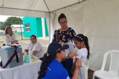 Una brigada de vacunación infantil contra la poliomielitis, rubeola y sarampión, en la unidad educativa Ileana Espinel, de Guayaquil, el 2 de mayo de 2023.