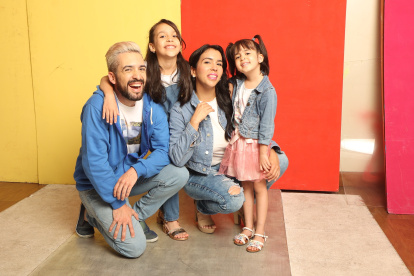 El actor y director venezolano junto a su esposa e hijas.