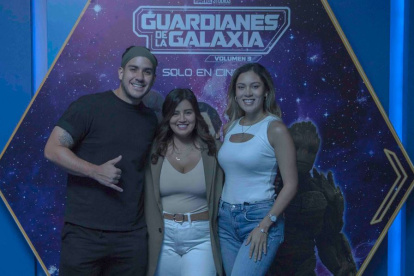 Stéfano Navas junto a Nicole Alonso, especialista en Marketing de Arcos Dorados Ecuador, y Vany Sánchez