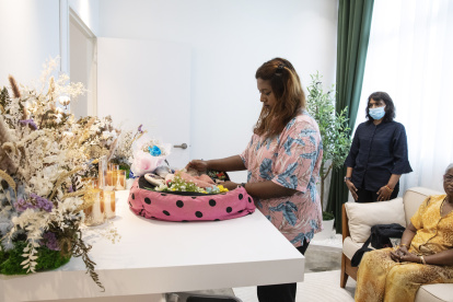 Ceremonia. Santhiya, de 31 años, ha acudido junto a su madre y su abuela para despedirse de Carpet.