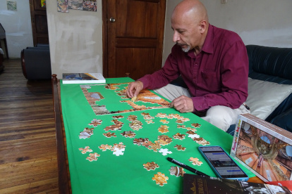 Creación. El cuencano Felipe Serrano Rodríguez exhibe su juego armable, mientras habla de sus planes para nuevos rompecabezas, con íconos de la capital azuaya.