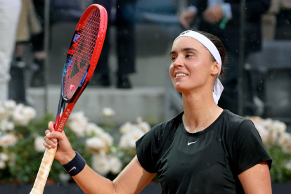 Rome (Italy), 19/05/2023.- Anhelina Kalinina of Ukraine celebrates winning against Veronika Kudermetova of Russia during their Women"s singles semi final match at the Italian Open tennis tournament in Rome, Italy, 19 May 2023. (Tenis, Abierto, Italia, Rusia, Ucrania, Roma) EFE/EPA/ETTORE FERRARI