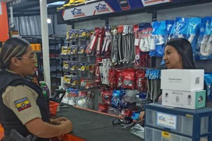 Operativo. Los uniformados policiales recorrerán los locales comerciales para identificar a las víctimas de los extorsionadores.