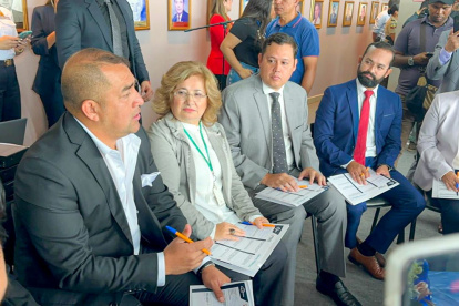 Primer edil. Gabriel Balladares, a la izquierda, durante la reunión.