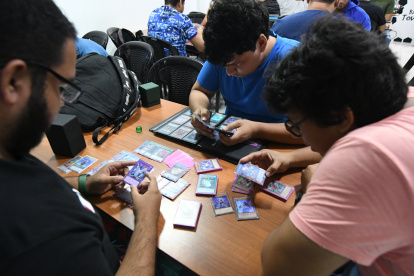 Actividades. Los aficionados se congregan  para jugar, dialogar o intercambiar cartas.