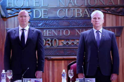 El presidente de Cuba, Miguel Diaz-Canel (d), y el vicepresidente de Rusia, Dmitri Chernyshenko (i), asisten a la clausura de la XI Reunión del Comité Empresarial Cuba-Rusia y el Foro Económico Empresarial entre las dos naciones.