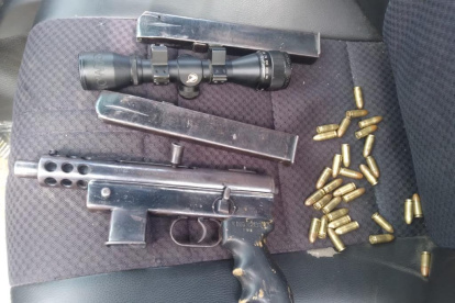 Incautación. Un arma, cargadores y una mira telescópica.