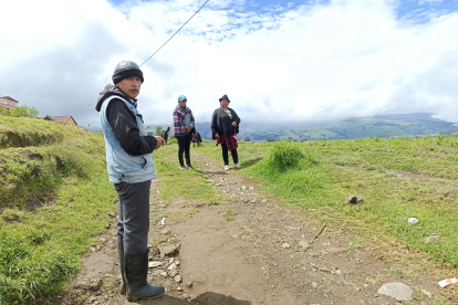 Solidaridad. Los vecinos llevan víveres a los abuelos de los niños.