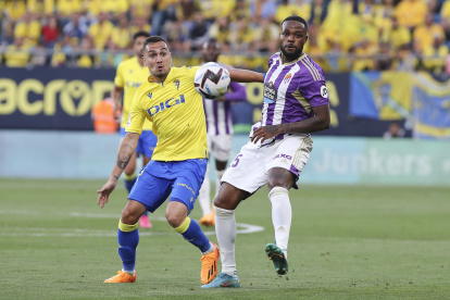 Valladolid cayó en su visita a Cádiz y luchará por evitar el descenso en LaLiga.