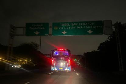 La única luz visible en este tramo, es de los faroles de los vehículos.