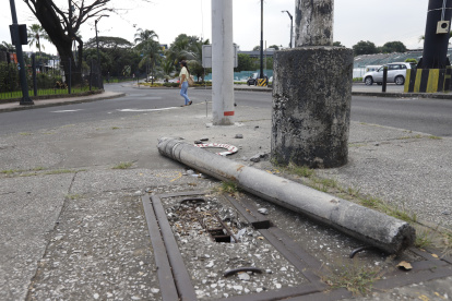 En poste se encuentra en la intersección de la avenida las Monjas y Carlos Julio Arosemena.
