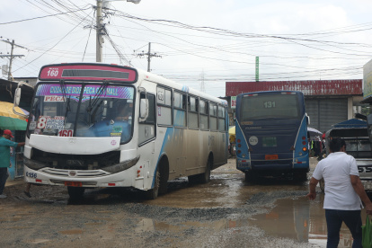 ASI ESTAN LAS VIAS DE ACCESO LLENAS DE HUECOS  AGUA Y LODO  EN EL SECTOR DE LA LADRILLERA PERIODISTA : FECHA : /05/2023 Agencia (ag-extra)