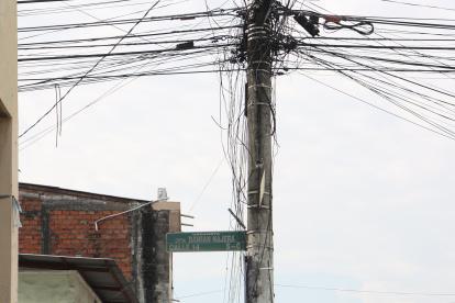 EN LAS CALLES CAPITAN NAJERA Y PRESIDENTE EMILIO ESTRADA UN POSTE EN MAL ESTADO Y CON CABLES QUE CUELGAN HASTA EL SUELO PERIODISTA : FECHA : 07/05/2023 Agencia (ag-extra)