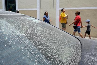 20/05/2023.- Ceniza sobre el parabrisas de un vehículo debido una serie de explosiones registradas por el volcán Popocatépetl, hoy, en el municipio de Atilxco en Puebla (México).