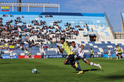 Nilson Angulo (i), extremo tricolor, participó durante los 90 minutos del compromiso frente a los yanquis.