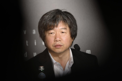 El director chino Wang Bing comparece ante la prensa en la ciudad francesa de Cannes para presentar su documental "Youth (SPRING)", que compite en el Festival de Cine.