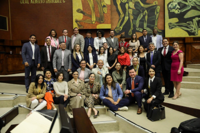 Correístas. Última foto de la bancada que marcó el ritmo del complot, consagró el analfabetismo como virtud parlamentaria y convivió con el crimen.
