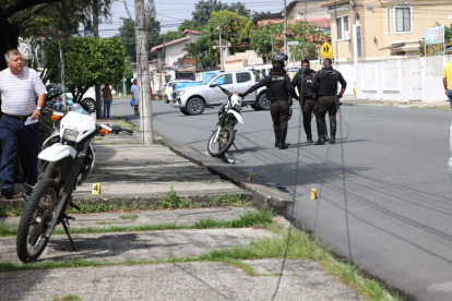 Investigación. Un fuerte contingente policial llegó al sitio de la balacera para levantar todos los indicios