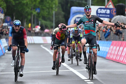 Cassano Magnago (Italy), 20/05/2023.- German rider Nico Denz (R) of team Bora - Hansgrohe crosses the finish line to win the 14th stage of the 2023 Giro d"Italia cycling race over 194 km from Sierre to Cassano Magnago, Italy, 20 May 2023. (Ciclismo, Italia) EFE/EPA/LUCA ZENNARO