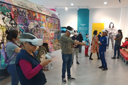 La muestra dura ocho minutos. A la par de la narración, el público puede participar activamente, siguiendo las instrucciones, a manera de un videojuego.