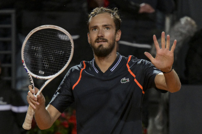 Rome (Italy), 20/05/2023.- Daniil Medvedev of Russia celebrates winning against Stefanos Tsitsipas of Greece during their men"s singles semi final match at the Italian Open tennis tournament in Rome, Italy, 20 May 2023. (Tenis, Abierto, Grecia, Italia, Rusia, Roma) EFE/EPA/ETTORE FERRARI
