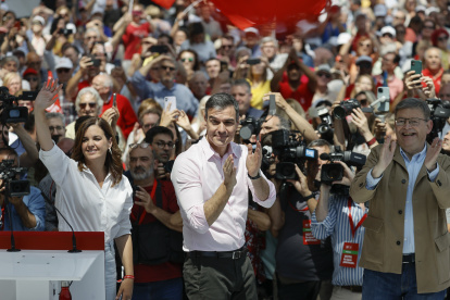 -FOTODELDÍA- VALÈNCIA, 20/05/2023.- El secretario general del PSOE y presidente del Gobierno, Pedro Sánchez (c), participa este sábado en su tercer acto de partido este mes en la Comunitat Valenciana, con un mitin en la Ciudad de las Artes y las Ciencias de València, a una semana de las elecciones autonómicas y locales, junto al president de la Generalitat y candidato a la reelección, Ximo Puig (d), y la vicealcaldesa de València y candidata a la Alcaldía, Sandra Gómez (i).- EFE/ Kai Forsterling