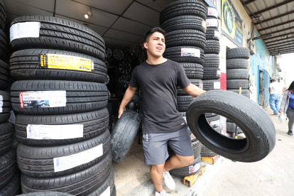 LLANTAS EN MAL ESTADO CON POCO LABRADOS QUE YA NO TIENEN VIDA UTIL 20 DE MAYO DEL 2023 GUAYAQUIL-ECUADOR