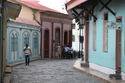 Las Peñas. Erwin Rubira camina por la solitaria calle del barrio mientras se dirige a su trabajo en uno de los  establecimientos del Puerto Santa Ana.  2. Escaleras. La ciudadanía anhela que el cerro sea un punto que atraiga como antes. 
==