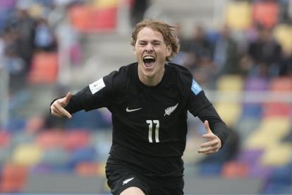 AMDEP1281. SANTIAGO DEL ESTERO (ARGENTINA), 20/05/2023.- Norman Garbett de Nueva Zelanda celebra un gol hoy, en un partido del grupo A de la Copa Mundial de Fútbol sub-20 entre Guatemala y Nueva Zelanda en el estadio Único de Ciudades en Santiago del Estero (Argentina). EFE/ Juan Ignacio Roncoroni