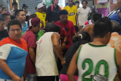 Tras el hecho, las personas se acumularon para tratar de auxiliar a los heridos