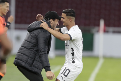 El entrenador Luis Zubeldía festeja con Alexander Alvarado, autor de un doblete para la U.