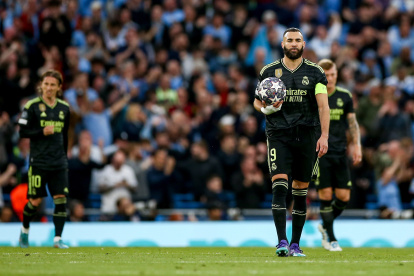 El delantero Karim Benzema (d), de 35 años, es uno de los jugadores ‘veteranos’ de la plantilla del Real Madrid