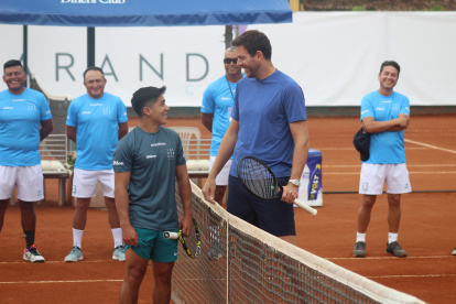 Juan Martín del Potro (d) brindó una clínica de tenis a niños y jóvenes que practican esta disciplina deportiva.