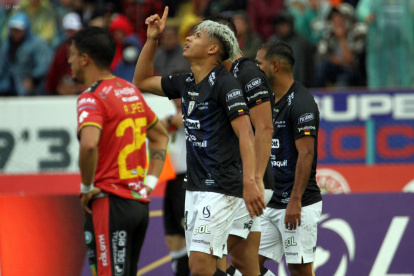 Patrick Mercado celebra tras marcar el segundo gol de los rayados.