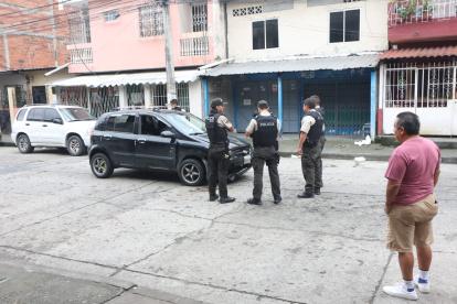 Los presuntos delincuentes se movilizaban en este vehículo negro.