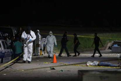 ATENCIÓN EDITORES: CONTENIDO GRÁFICO EXPLÍCITO***AME443. SAN SALVADOR (EL SALVADOR), 20/05/2023.- Forenses llegan para realizar el proceso de levantamiento del cuerpo de una de las 9 personas que fallecieron en una estampida en el Estadio Cuscatláán previo a un partido de la Liga Mayor, hoy en San Salvador (El Salvador). "El número de fallecidos tras la estampida en el Estadio Cuscatlán asciende a 9", indicó la fuente en Twitter y señaló dos personas en "condición crítica" se han trasladado a los hospitales cercanos. EFE/ Miguel Lemus