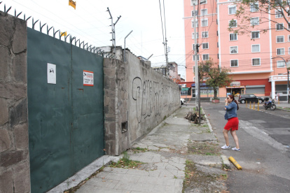 Insalubre. El olor a orines es insoportable y muy pocas personas cruzan por este sitio